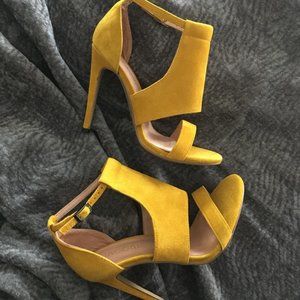 NIB Jaggar Memory Suede Heels 7.5 Mustard Yellow
